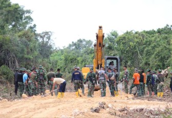 Satgas TMMD Ke 117 Kodim 1411/Bulukumba bangun akses jalan menuju lokasi wisata, Selasa (18/7)