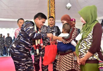 Kasal Laksamana TNI Muhammad Ali saat memberikan bantuan program Keluarga Keren Bebas Stunting di Kabupaten Sumenep, Jatim, Selasa (18/7)
