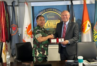 Wakasad Letjen TNI Agus Subiyanto saat memberikan cenderamata 