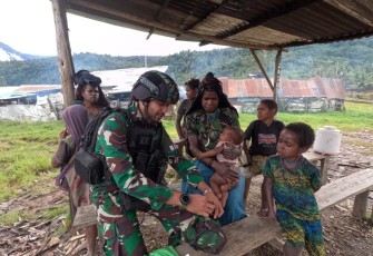 Prajurit Satgas Yonif PR 433/JS Berikan Pengobatan Ibu dan Anak Distrik Yigi, Rabu (19/7)