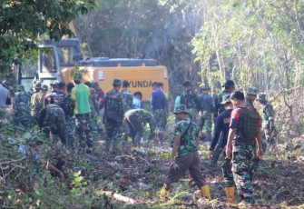 Tetap semangat satgas TMMD meskipun hujan sasaran fisik pengerjaan jalan terus dilakukan, Rabu (19/7)