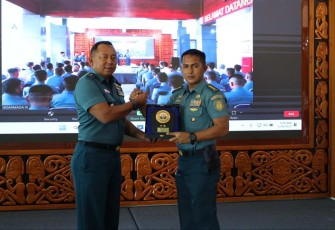 Kepala Staf Koarmada III Laksamana Pertama TNI Rudhi Aviantara saat memberikan cenderamata peserta Bintek, Kamis (20/7)