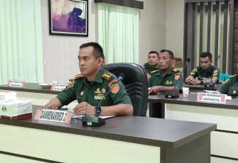 Danmenarmed 2 Kostrad Kolonel Arm Joko Setiyo Kurniawan saat mengikuti sosialisasi  