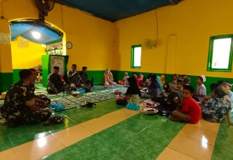 Anak-anak belajar mengaji bersama satgas TMMD 
