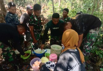 Ibu-ibu bawakan makan siang satgas TMMD ke 117 
