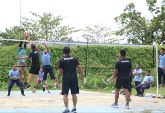Pertandingan voli meriahkan Hari Bakti TNI AU ke-76 di Lanud Sutan Sjahrir Padang 