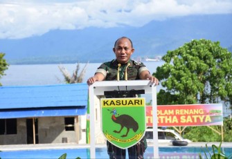 Pangdam XVIII/Kasuari Mayjen TNI Gabriel Lema saat meresmikan kolam renang Tirta Satya, Kamis (27/7)