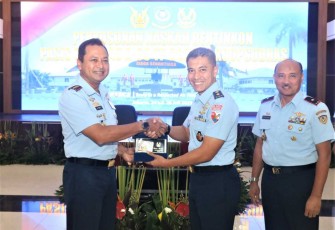 Pangkoopsudnas Marsdya TNI M Tonny Harjono saat memberikan penghargaan penutupan Rentikon Pasis Seskoau Angkatan Ke-60 TP 2023 di Jakarta, Kamis (27/7) 
