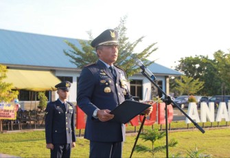 Danlanud Anang Busra Kolonel Pnb Bambang Sudewo membacakan amanat Kasau dalam upacara Hari Bakti ke-76 TNI AU, Sabtu (29/7)