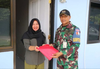 Babinpotdirga Lanud Sutan Sjahrir Bagikan Bendera merah putih ke warga, Selasa (1/8)