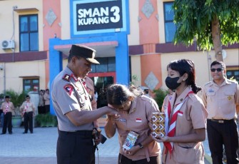 Kapolda NTT Irjen Pol Johni Asadoma saat memberikan HP pelajar SMAN 3 Kupang, Rabu (2/8)