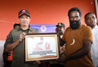 Kepala BNPB Letjen TNI Suharyanto saat menyerahkan bantuan logistik di Timika Papua Tengah, Rabu (2/8)