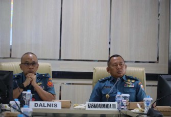 Kaskoarmada III Laksamana Pertama TNI Rudhi Aviantara bersama Tim Audit Itjen TNI 