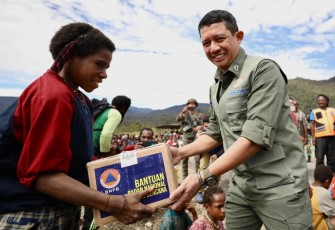 Kepala BNPB Letjen TNI Suharyanto saat memberikan bantuan logistik di Kabupaten Puncak.Kamis (3/8)