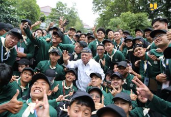 Menteri PUPR Basuki Hadimuljono bersama mahasiswa baru universitas Gajah Mada Yogyakarta, Kamis (3/8)