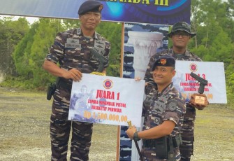 Danguskamla Koarmada III Laksamana Pertama TNI Tunggul saat memberikan piala juara menembak di Biak, Papua, Jum'at (4/8)