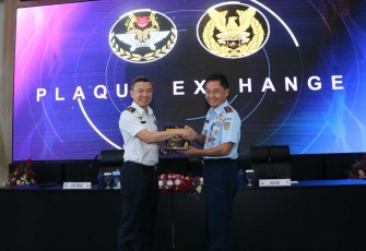 CAF RSAF Major General Kelvin Boon Leong saat memberikan cenderamata ke Danseskoau Marsda TNI Elianto Susetio di Seskoau Lembang, Bandung, Jum'at (4/8)