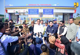 Presiden Joko Widodo saat memberikan keterangan pers usai meresmikan ruas tol Cigombong -Cibadak, Jum'at (4/8)
