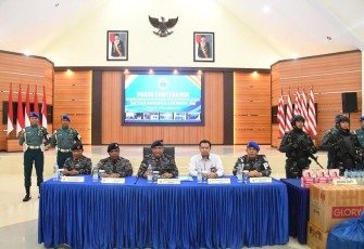 Danlantamal VIII Manado Laksamana Pertama TNI Nouldy J. Tangka saat memberikan keterangan pers, Jum'at (4/8)