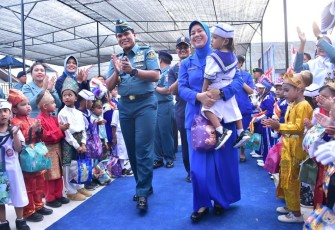 Ny Fera Muhammad Ali saat peresmian gedung TK Hang Tuah perwakilan Dumai, Kepulauan Riau, Jum'at (4/8)