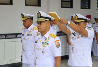 Laksamana Pertama TNI Singgih Sugianto diambil sumpah menjabat Kaskoarmada III Sorong, Sabtu (5/8)