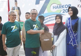 Wali Kota Cilegon Helldy Agustian saat memberikan bantuan di halaman Krakatau Junction Kota Cilegon, Minggu (6/8)