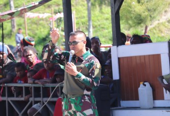 Dansatgas Yonif PR 330/Tri Dharma Mayor Inf Dedy Pungky saat memberikan sambutan, Minggu (6/8)