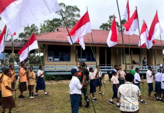 Kibarkan bendera merah putih bersama pelajar di jalan perbatasan, Kampung Web, Distrik Web, Kabupaten Keerom, Papua, Selasa (8/8)