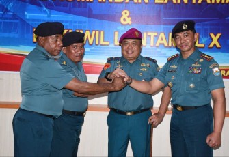 Danlantamal X Brigjen TNI (Mar) Ludi Prastyono foto bersama usai sertijab, Rabu (9/8)