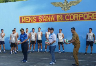 Danlanudal Tanjungpinang Kolonel Laut (P) Triwibowo (kaos biru) saat kick off turnamen bola voli, Rabu (9/8)