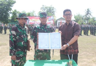 Danrem 141/Toddopuli Brigjen TNI Budi Suharto menyerahkan hasil pelaksanaan TMMD ke 117 Kodim 1411/Bulukumba ke Wakil Bupati H. Andi Edi Manaf, Kamis (10/8)
