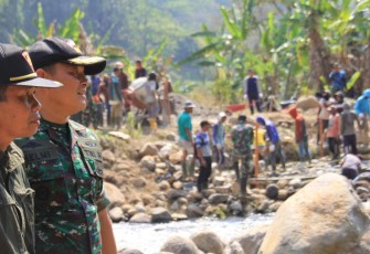 Dansatgas TMMD ke 117 Kodim 0803/Madiun Letkol Inf Meina Helmi saat meninjau pembangunan jembatan di Desa Kepel Kecamatan Kare, Kabupaten Madiun