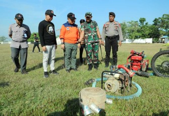 Dandim 1001/HSU-BLG Letkol Inf Dhuwi Hendradjaja saat pengecekan kesiapan alat dalam apel kewaspadaan karhutla, Jum'at (11/8)