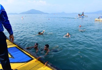 Lomba renang melintasi selat Kelagian, provinsi Lampung, Kamis (10/8)