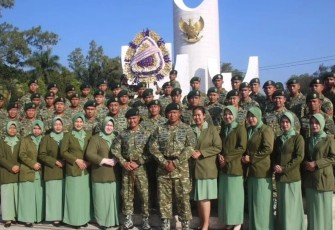 Ziarah dan tabur bunga prajurit Yonarhanud 2 Kostrad di TMP Untung Suropati 