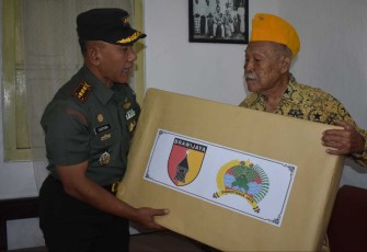 Danrem 081/DSJ Kolonel Inf H. Sugiyono memberikan bingkisan, Selasa (15/8)