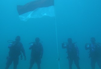 Satkopaska Koarmada III saat kibarkan bendera merah putih di bawah laut, Kamis (17/8)