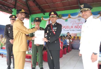 Kapolres Ngada AKBP Padmo Arianto saat menerima hadiah dari warga, Kamis (17/8)