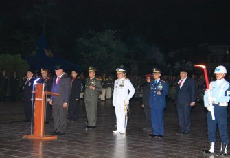 Danlanud Sutan Sjahrir Kolonel Nav Saeful Rakhmat saat renungan suci di TMP Kusuma Negara Padang, Kamis (17/8) 