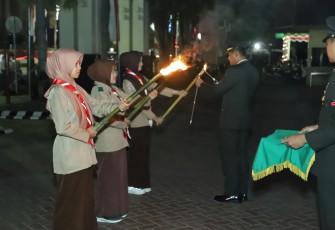 Dandim 1001/HSU-BLG Letkol Inf Dhuwi Hendradjaja saat menyalakan obor perayaan HUT Kemerdekaan RI, Rabu (16/8)