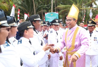 Mendes PDTT Abdul Halim Iskandar saat menyalami PNS usai upacara HUT Kemerdekaan RI di Miangas, Kabupaten Kepulauan Talaud, Sulut, Kamis (17/8)