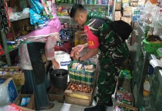 Pantau harga kebutuhan pokok di pasar tradisional wilayah desa binaan, Jum'at (18/8)