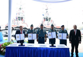 Pangkoarmada III Laksda TNI Rachmad Jayadi saat penandatangan penyerahan kapal Harbour Tug di Jakarta, Senin (21/8)