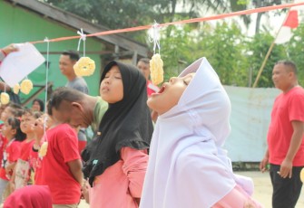 Lomba makan kerupuk meriahkan HUT Kemerdekaan RI ke 78 di Kodim 1001/HSU-BLG, Minggu (20/8)