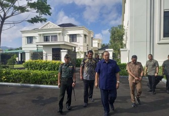 Dandim 0801/Pacitan Letkol Inf Roliyanto saat mendampingi SBY, Senin (21/8)