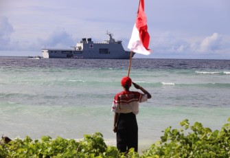 Pengibaran bendera merah putih di 78 Titik di Pulau terluar dan terdepan Kabupaten Raja Ampat, Pulau Fani, Papua Barat Daya, Senin (21/8)