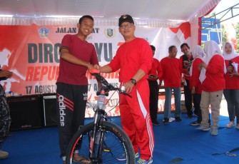 Pembagian hadiah lomba HUT Kemerdekaan RI ke 78 
