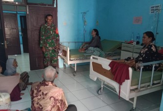 Serka Indra Jaya Babinsa Koramil 10/Babirik saat menjenguk warga binaannya yang menderita sakit di Puskesmas Babirik, Rabu (23/8)