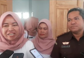 Pj. Dirut PDAM Kabupaten Blitar Elin Rahma (kiri) Didampingi Kasi Datun Kejari Blitar Syahrir Sagir Saat Dihubungi Awak Media