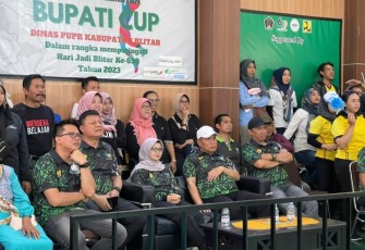 Kepala BPJS Ketenagakerjaan Cabang Blitar Hendra Elvian Bersama Bupati Blitar Rini Syarifah beserta Jajarannya dan Undangan Instansi Vertikal di Acara Penutupan Kejuaraan Bulutangkis Bupati Cup Tahun 2023